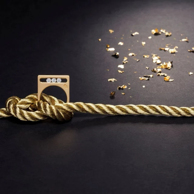 La bague FUNAMBULE, à la fois audacieuse et moderne. 

#labruneetlablonde #funambule #dore #audace #modernite