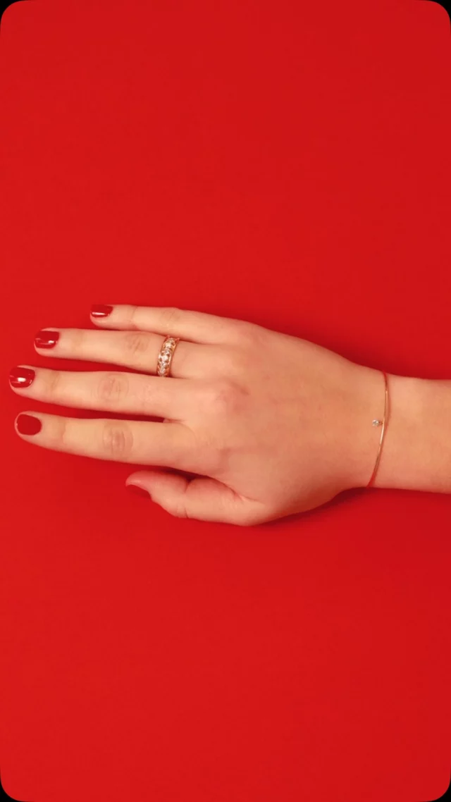 N’attendez plus pour venir essayer nos plus beaux bijoux, au showroom ou chez l’un de nos revendeurs.

#labruneetlablonde #diamantnu #madeinfrance #hulahoop #diamant